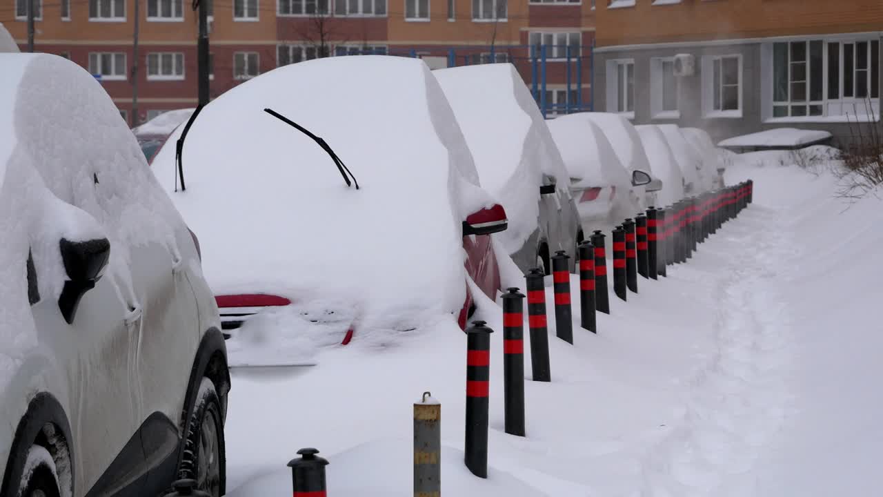 大雪纷飞，汽车在雪地里行驶视频下载