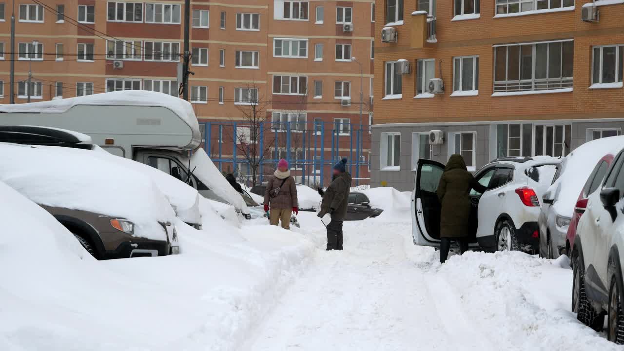 大雪纷飞，汽车在雪地里行驶视频素材