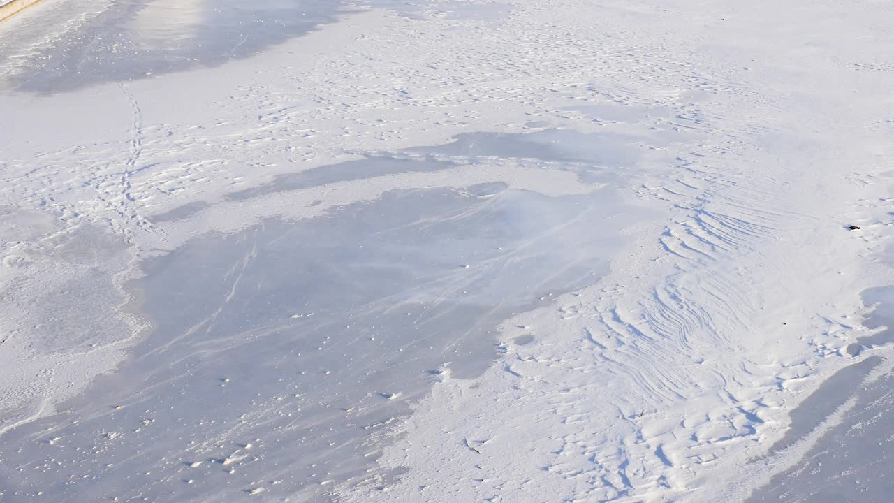 美丽的冬季背景，冰河，冬季暴风雪，冬季寒冷。顶视图的暴风雪。视频素材