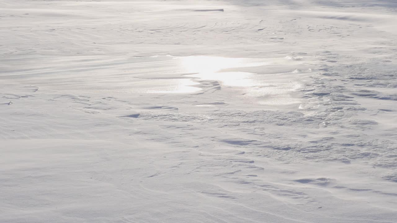 冬季暴风雪横扫冰封的河面，冬天的寒冷，冬天的背景。视频素材