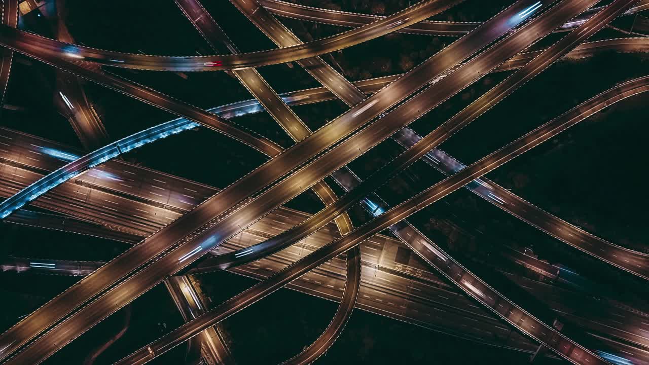 复杂立交桥及夜间交通繁忙的全景鸟瞰图视频素材