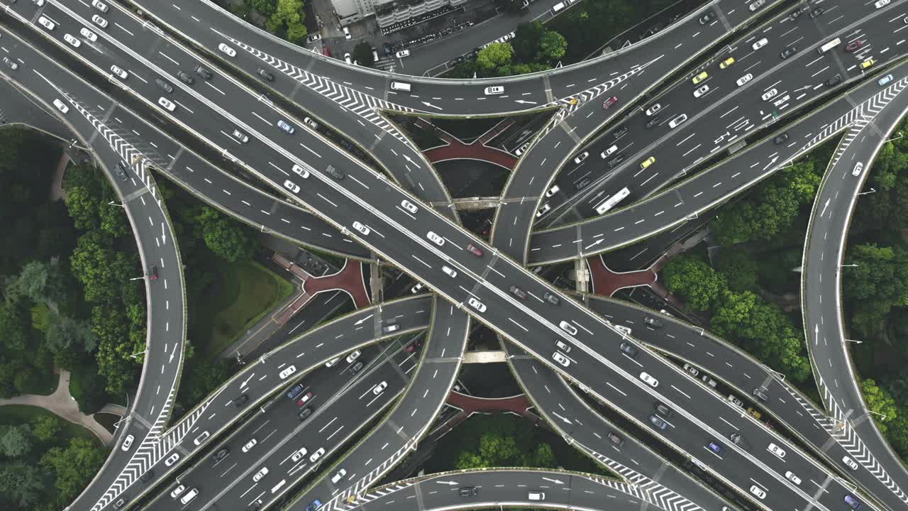 繁忙道路交叉口鸟瞰图视频素材