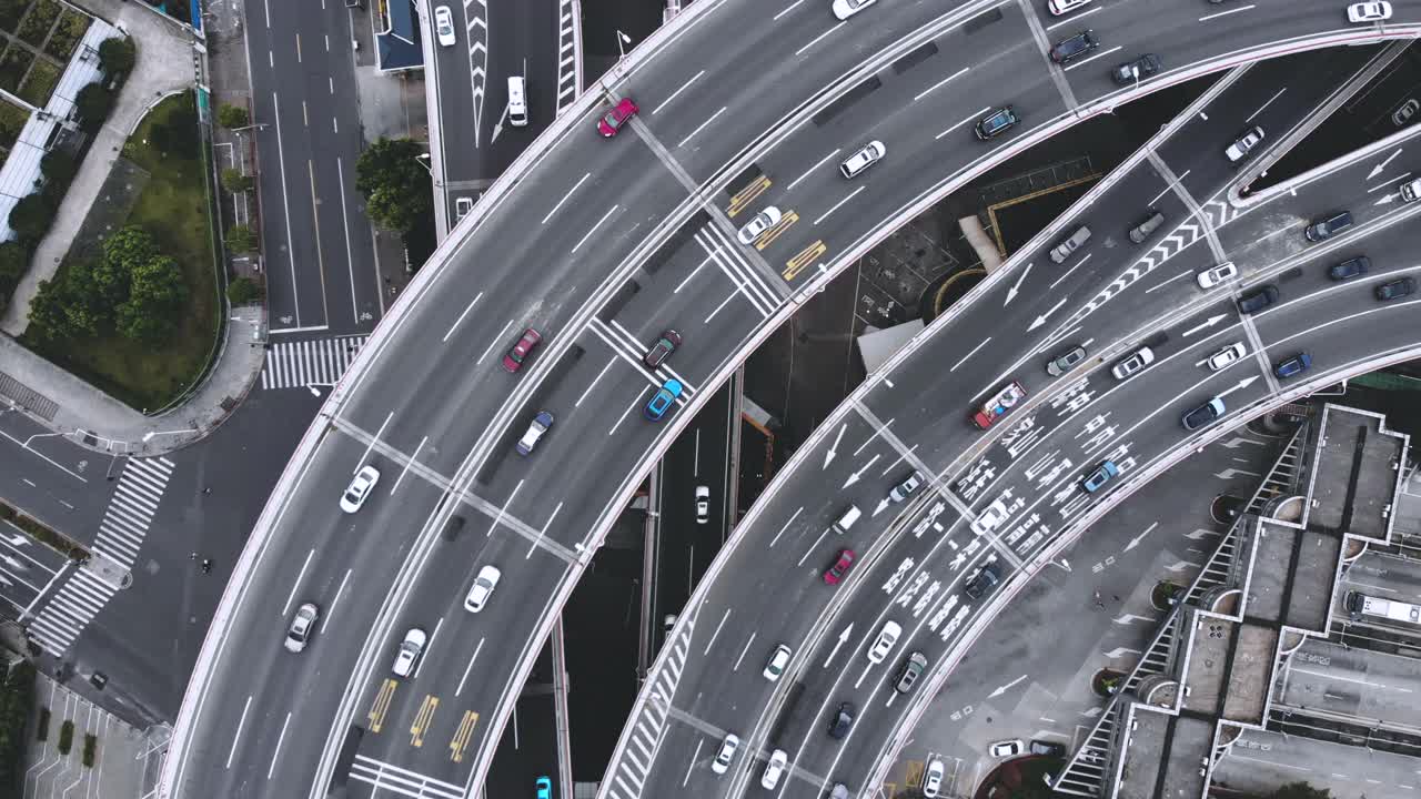 繁忙道路交叉口鸟瞰图视频素材