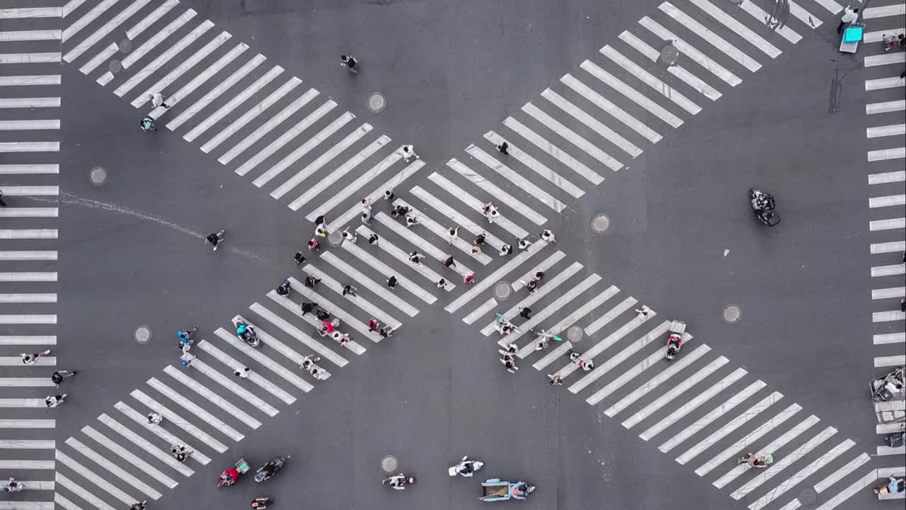 无人机视角的城市街道十字路口视频素材