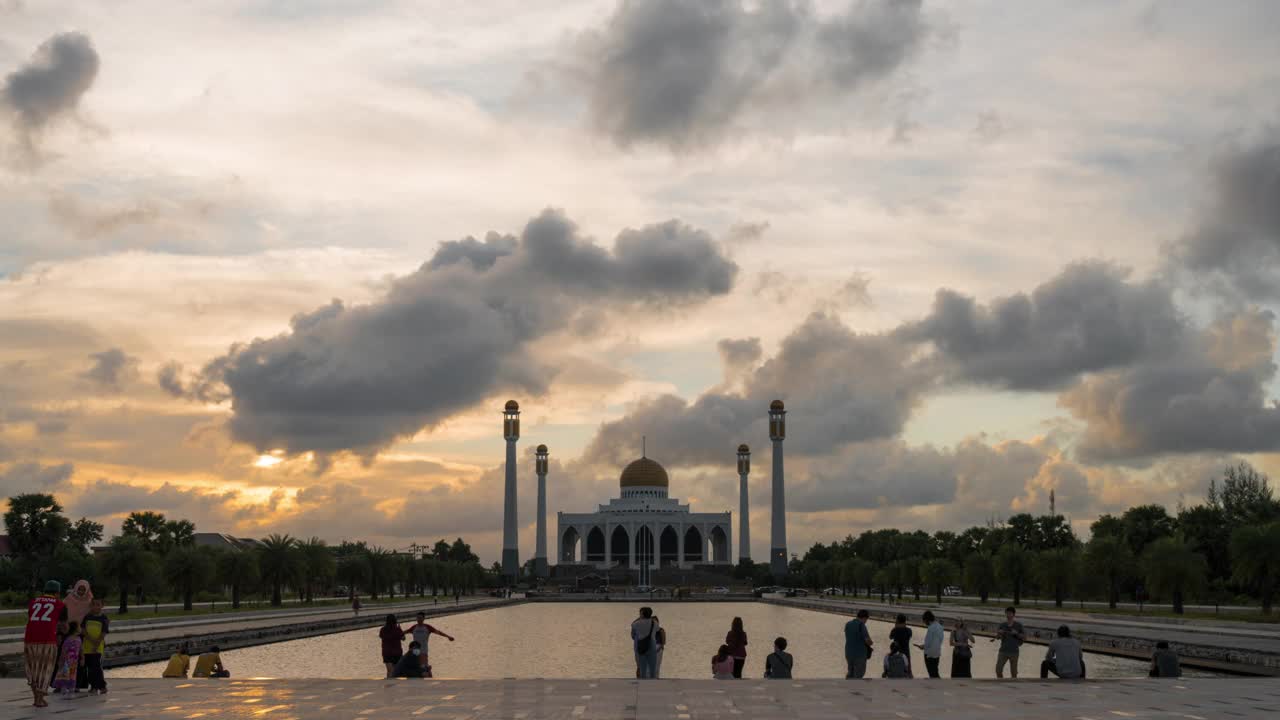 泰国sonkhla Hatyai中央清真寺与移动的云日落场景的时间流逝电影视频素材