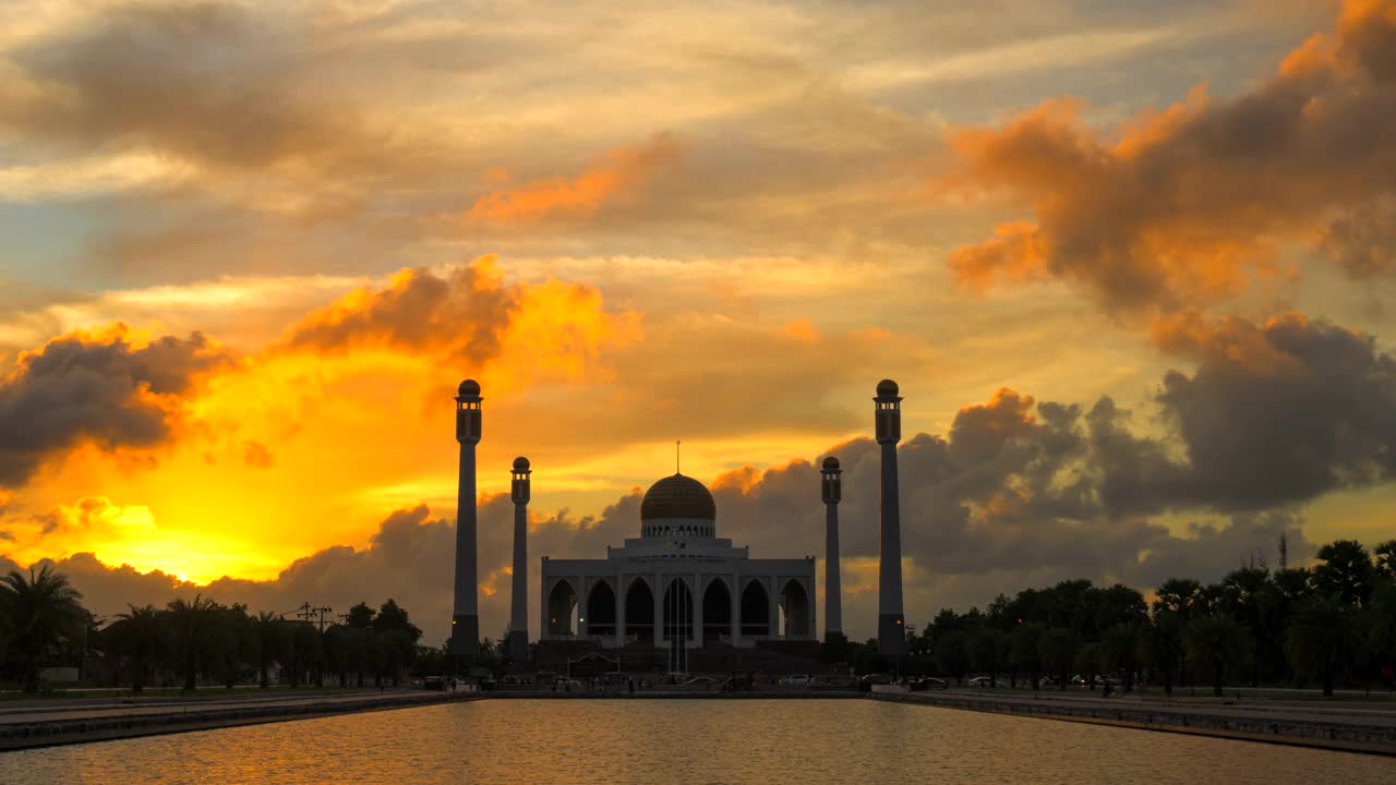 泰国sonkhla Hatyai中央清真寺与移动的云日落场景的时间流逝电影视频素材