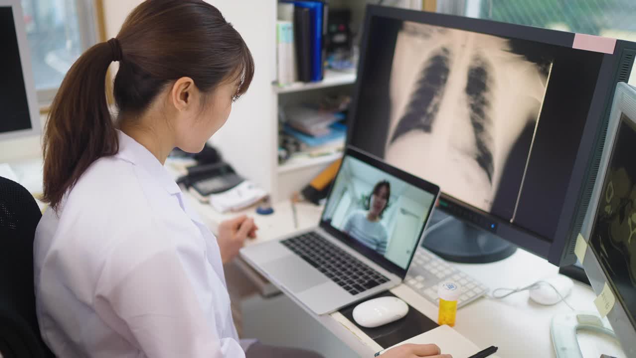 女医生通过远程医疗从她的医疗办公室与她的病人交谈。视频素材