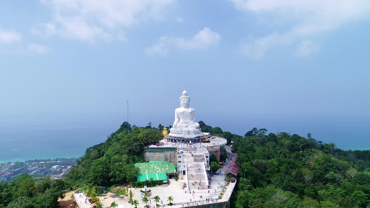 无人机拍摄的泰国普吉岛大佛纪念碑。钢筋混凝土结构饰以缅甸Suryakanta(缅甸)白玉大理石视频素材