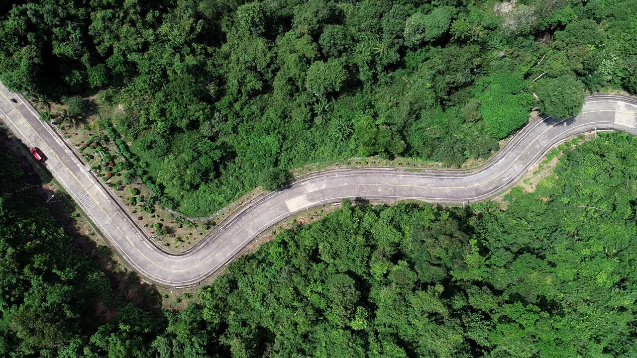 鸟瞰图道路弯道的上下视图。高速公路和高速公路过场无人机拍摄飞过乡村公路与山区弯曲4K高清视频视频素材