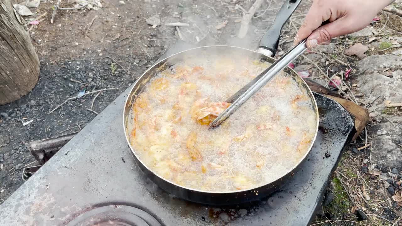 在户外烹饪裹着椰子的大虾，4K视频视频素材