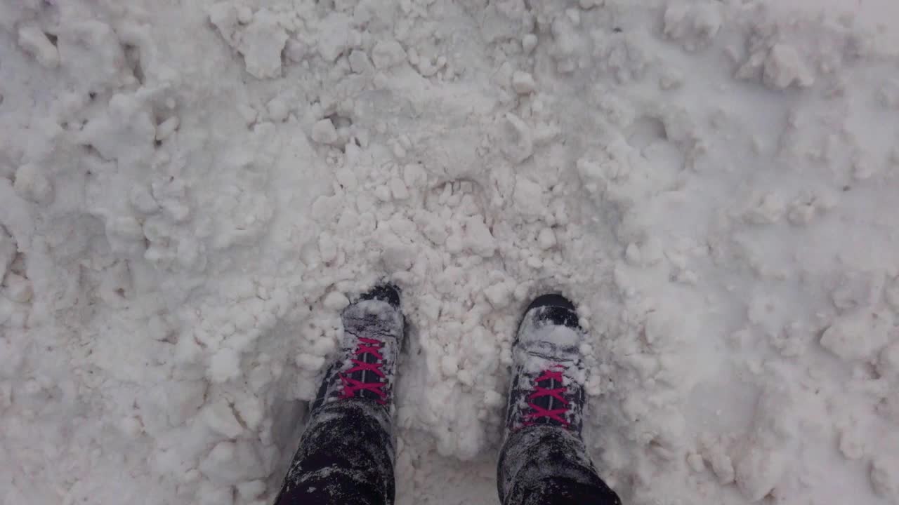 一个女人在暴风雪中走过雪。视频素材