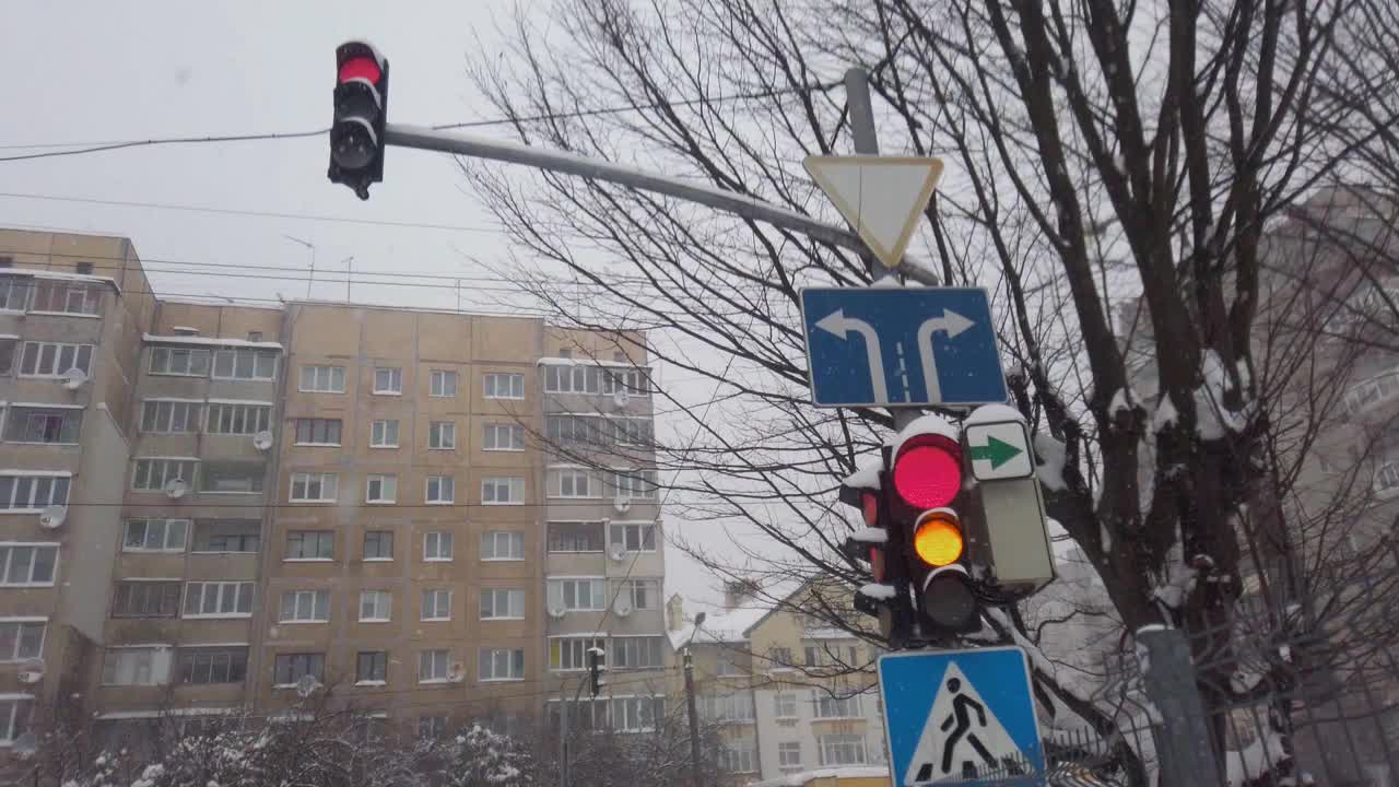 在城市暴风雪期间，交通信号灯的工作。视频素材