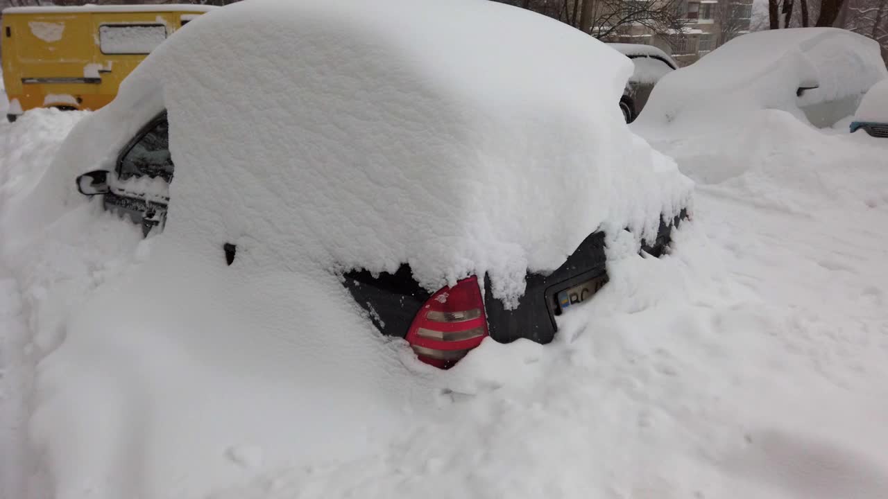 暴风雪后的汽车。在冬天拍摄。视频素材