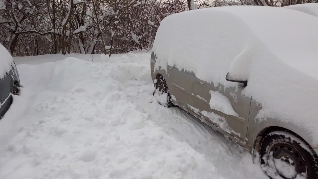 暴风雪后的汽车。在冬天拍摄。视频素材