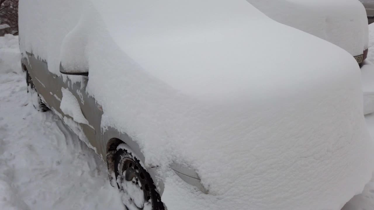 暴风雪后的汽车。在冬天拍摄。视频素材