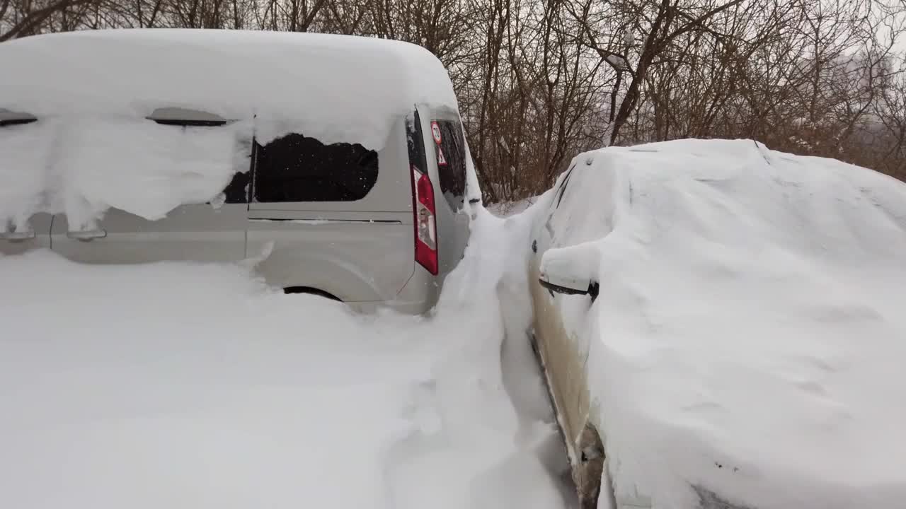 暴风雪后的汽车。在冬天拍摄。视频素材