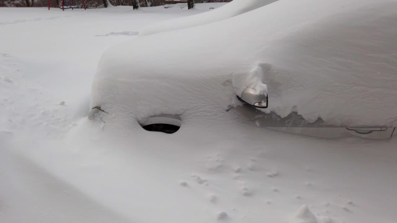 暴风雪后的汽车。在冬天拍摄。视频素材