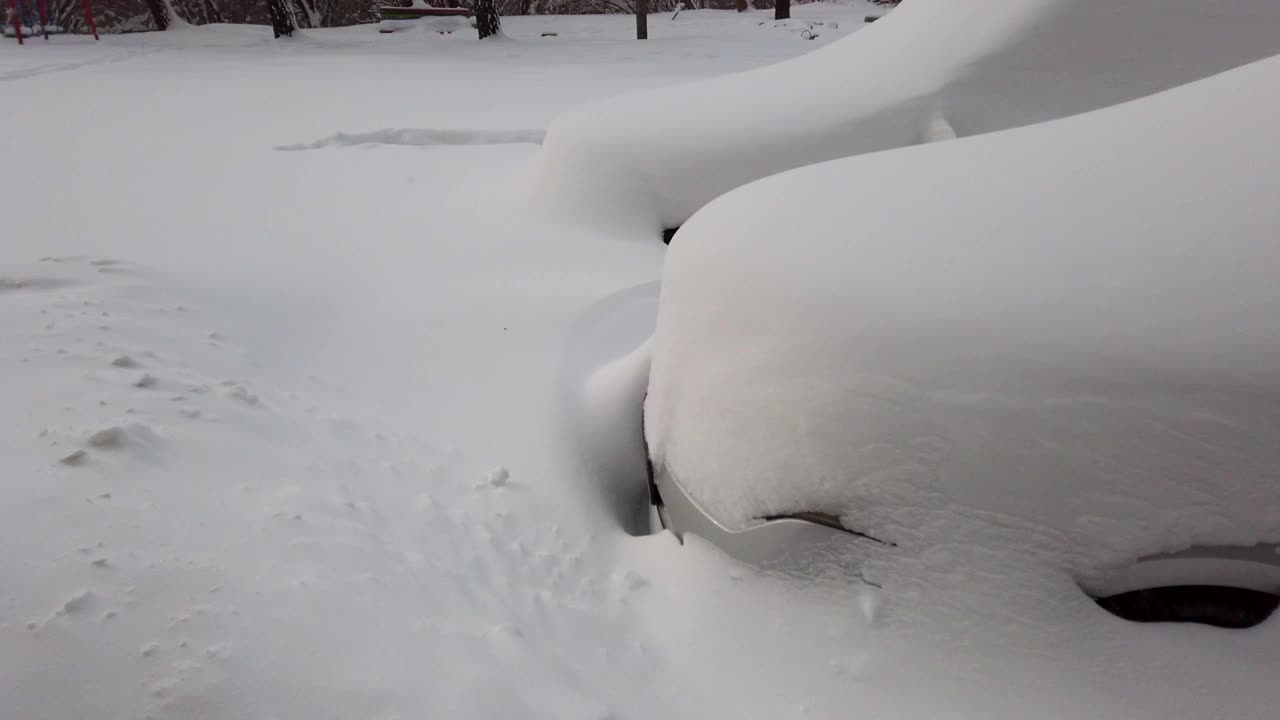 暴风雪后的汽车。在冬天拍摄。视频素材