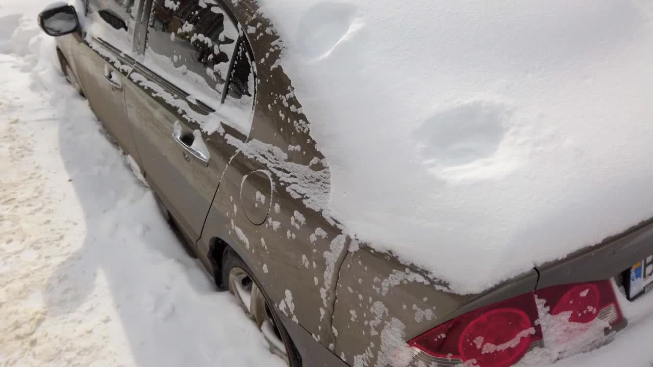 暴风雪后的汽车。在冬天拍摄。视频素材