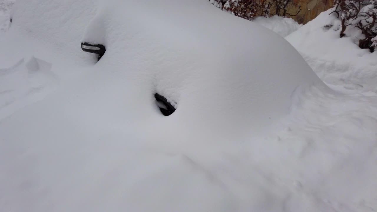 暴风雪后的汽车。在冬天拍摄。视频素材