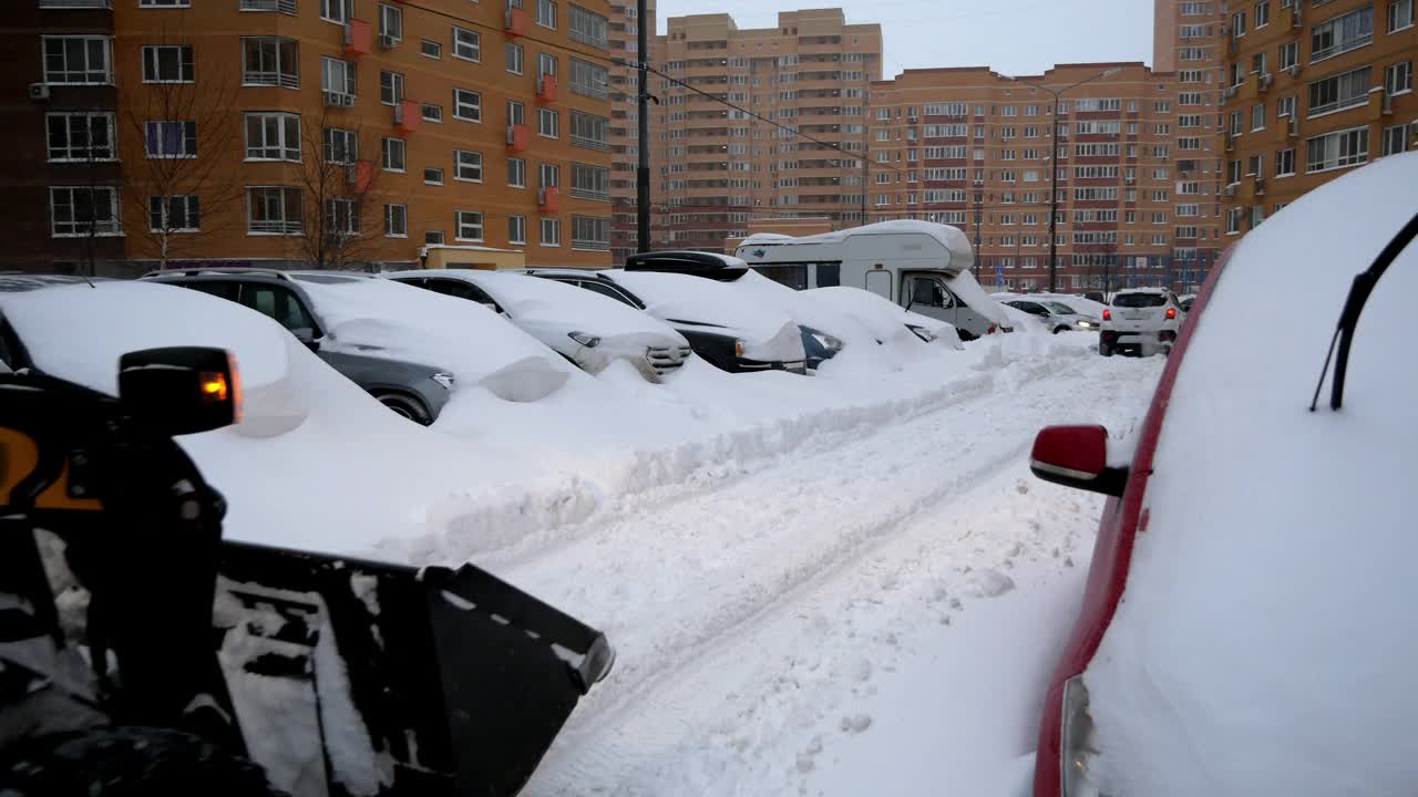 大雪，汽车和除雪设备视频素材