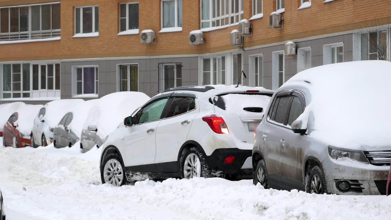 大雪纷飞，汽车在下雪视频素材