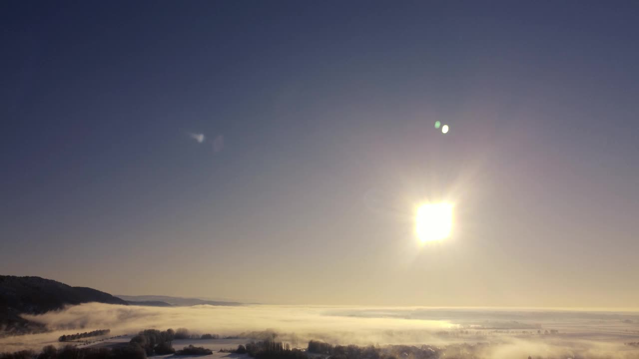 无人机向后飞行在上普法尔茨令人惊叹的巴伐利亚冬季景观与雾和阳光在美丽的冬日视频下载