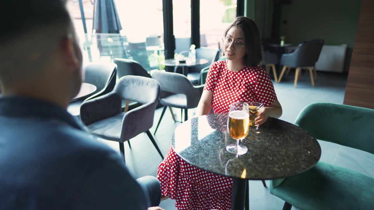 幸福的夫妇用一杯酒来庆祝里程碑视频素材