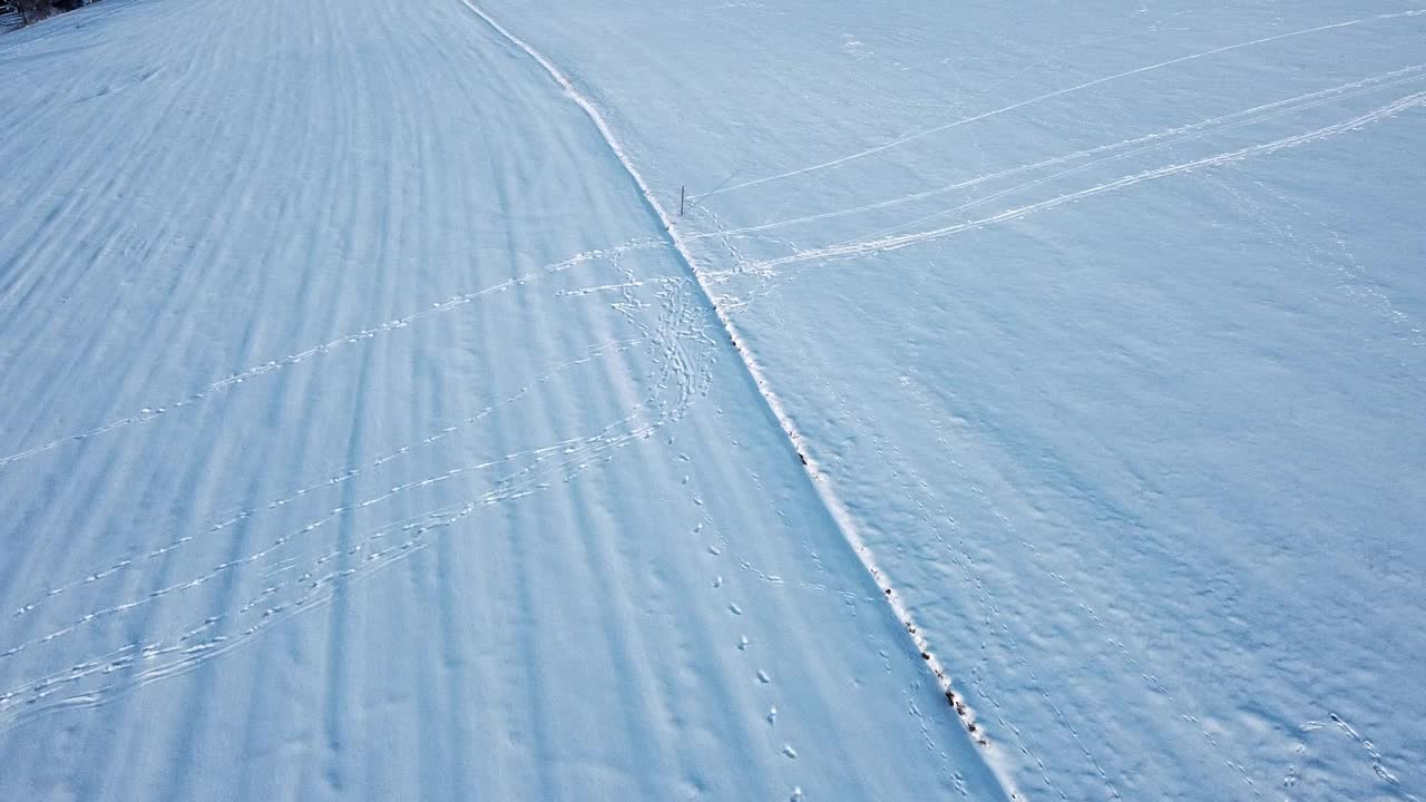 脚印在寂寞的雪景-鸟瞰图视频下载