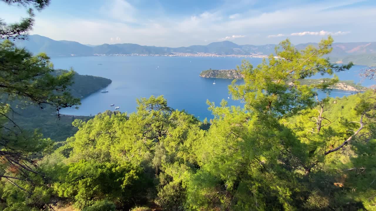 一个封闭的海湾和一个岛屿的惊人的景色。美丽的风景和迷人的天空。相机向上移动。视频下载