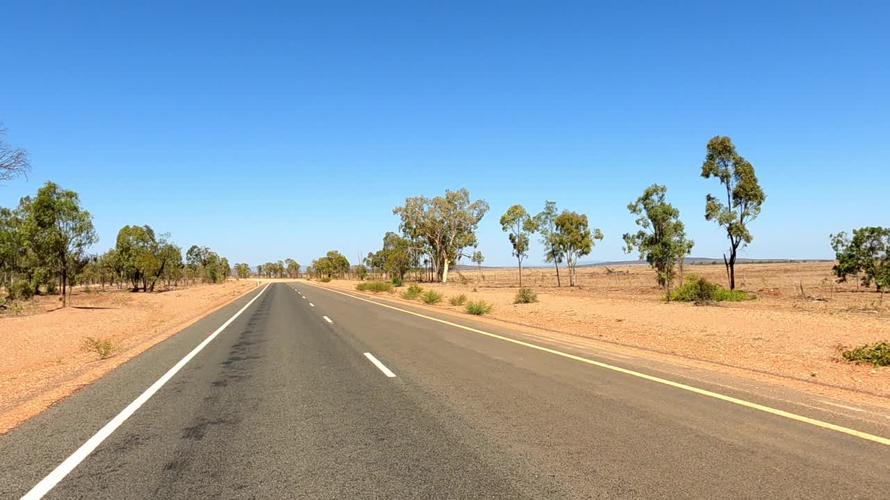 驾驶在泥泞和沥青的乡村道路上，汽车的观点，澳大利亚内陆视频素材