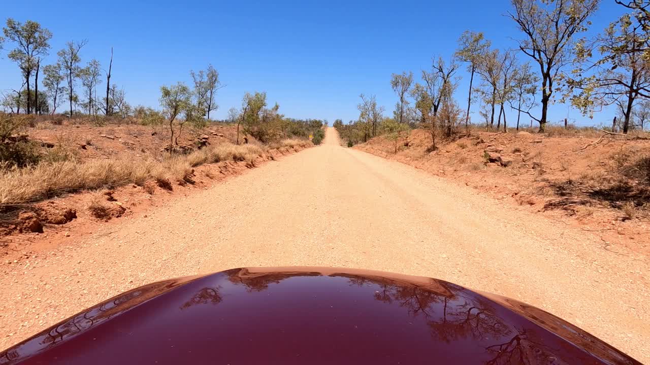 在泥泞和沥青的乡村道路上行驶，汽车的观点，澳大利亚内陆，时间的推移视频素材