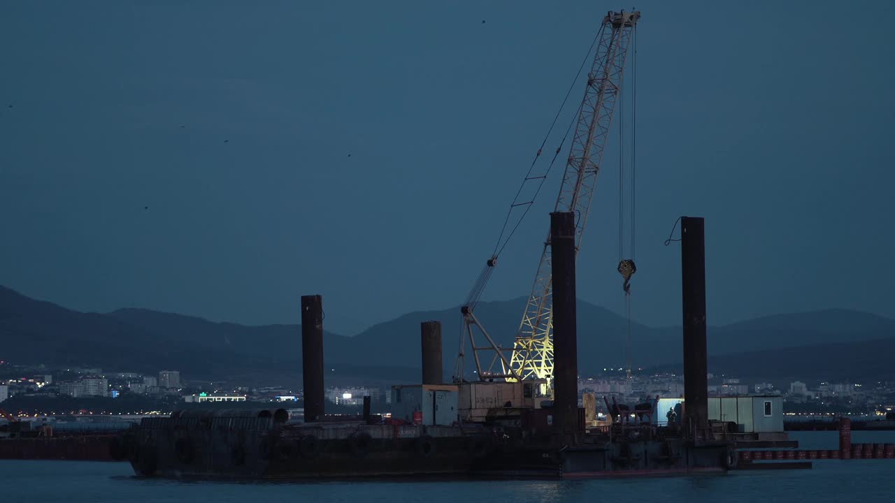 货物起重机工作在小港口，建设工业港口或码头，海上货物运输和物流的发展理念视频素材