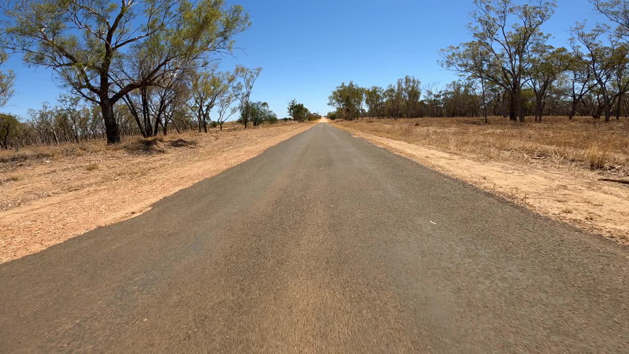 驾驶在泥泞和沥青的乡村道路上，汽车的观点，澳大利亚内陆视频素材