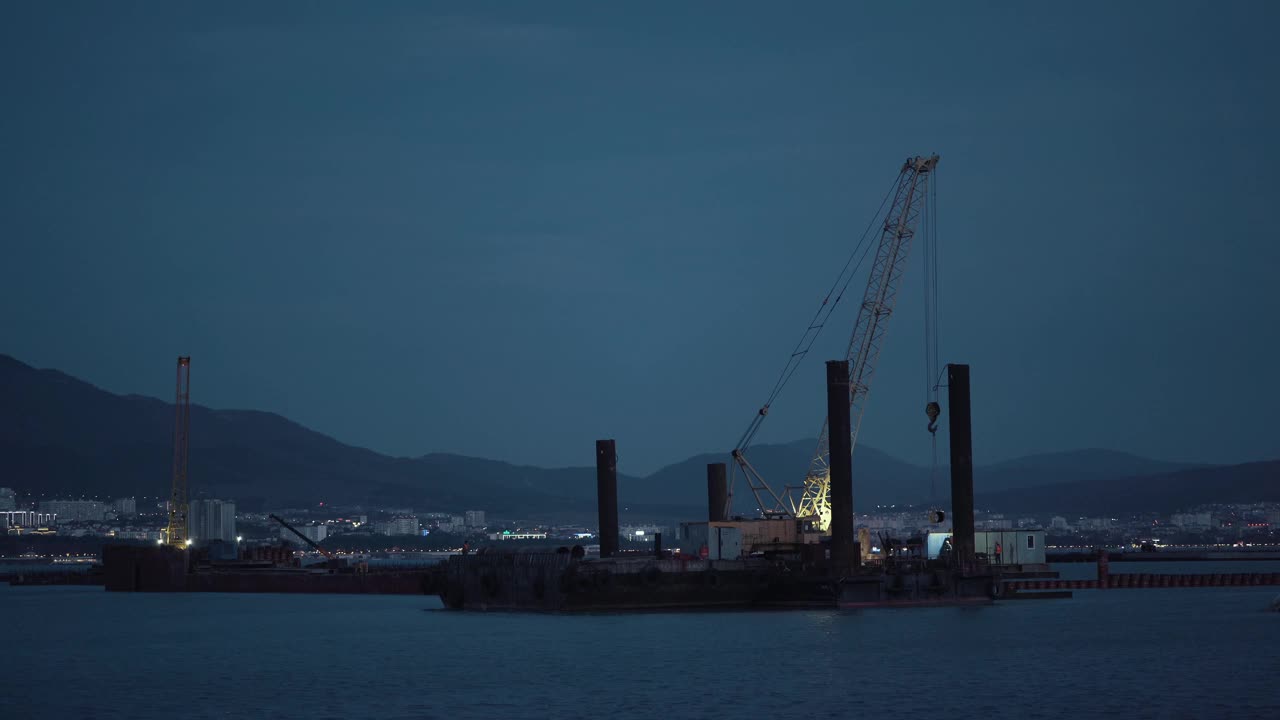 货物起重机工作在小港口，建设工业港口或码头，海上货物运输和物流的发展理念视频素材