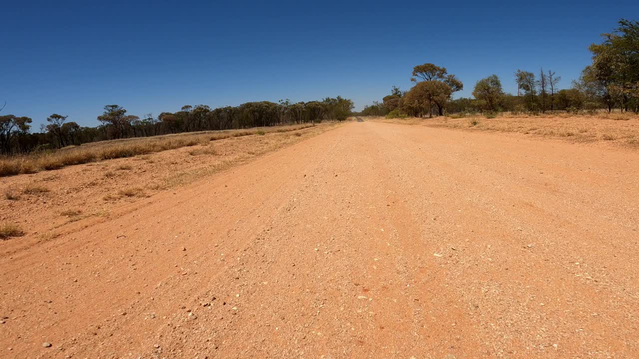 驾驶在泥泞和沥青的乡村道路上，汽车的观点，澳大利亚内陆视频素材