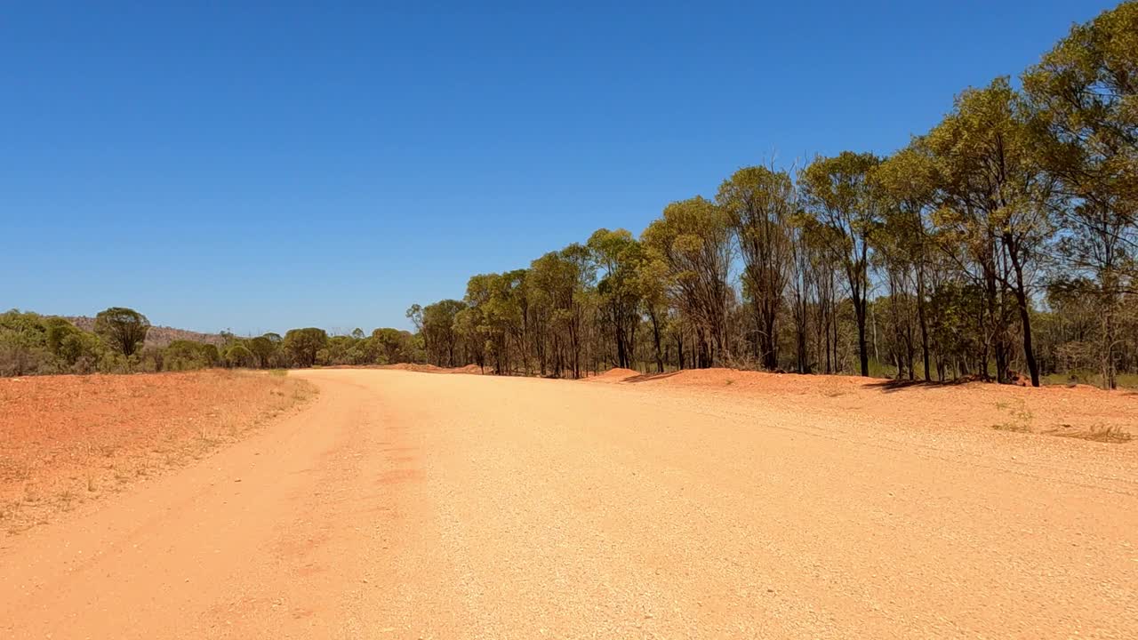 驾驶在泥泞的乡村道路，汽车的观点，澳大利亚内陆视频素材