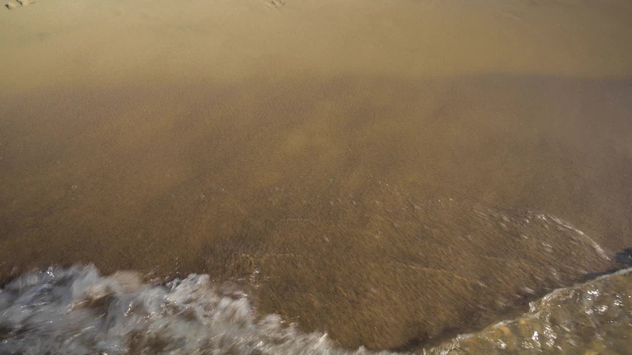 沙滩上的波浪视频素材