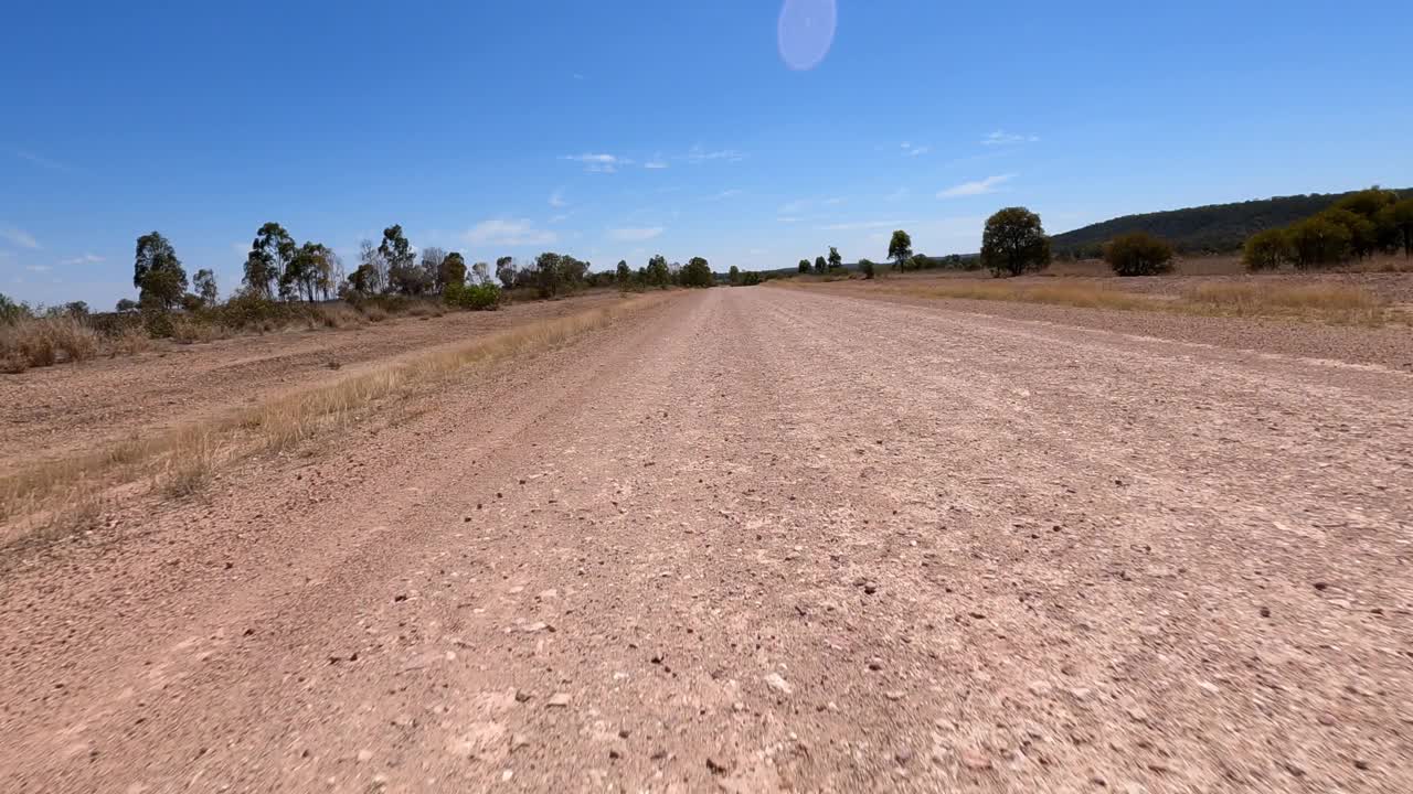 驾驶在砂砾和泥土的乡村道路，汽车的观点，澳大利亚乡村，时间流逝视频素材