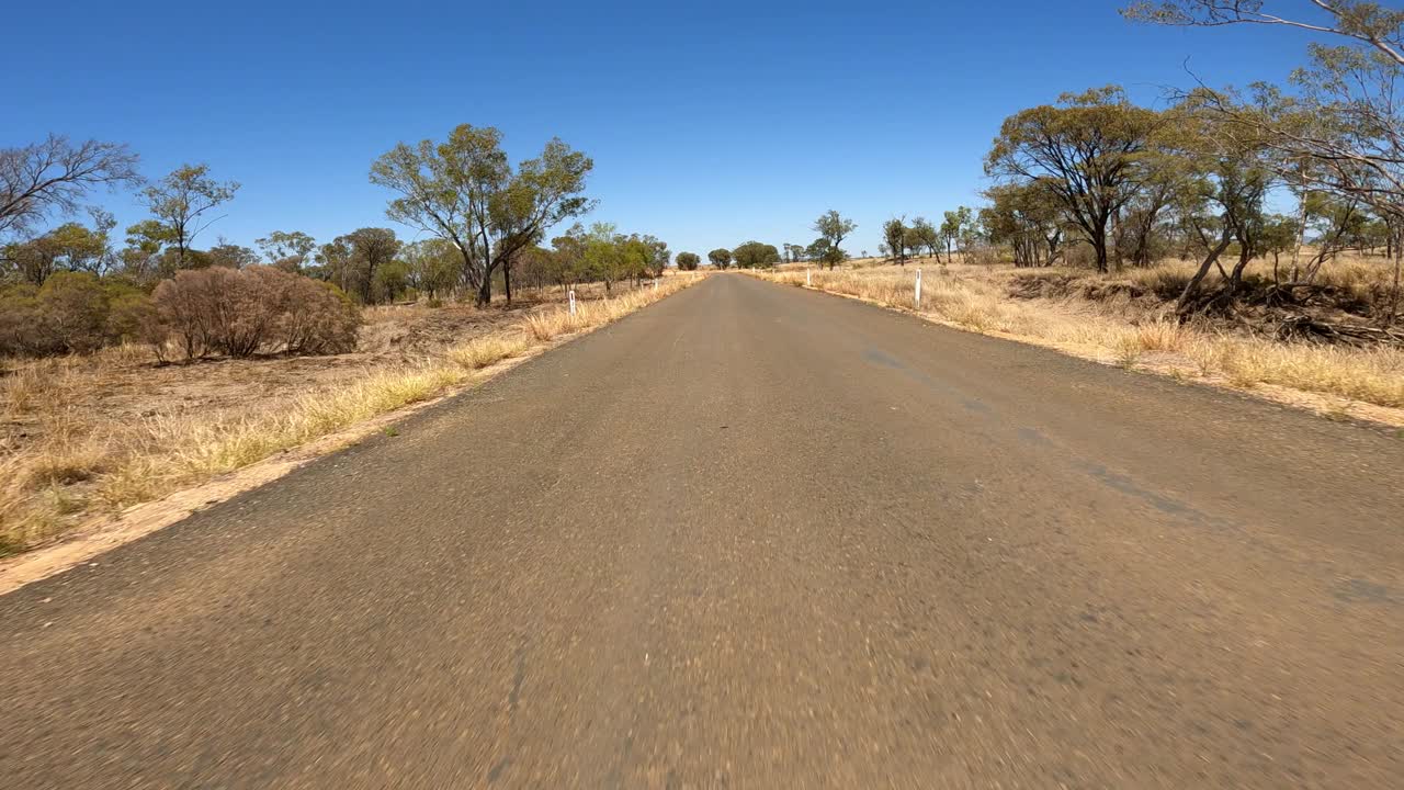 驾驶在泥泞和沥青的乡村道路上，汽车的观点，澳大利亚内陆视频素材