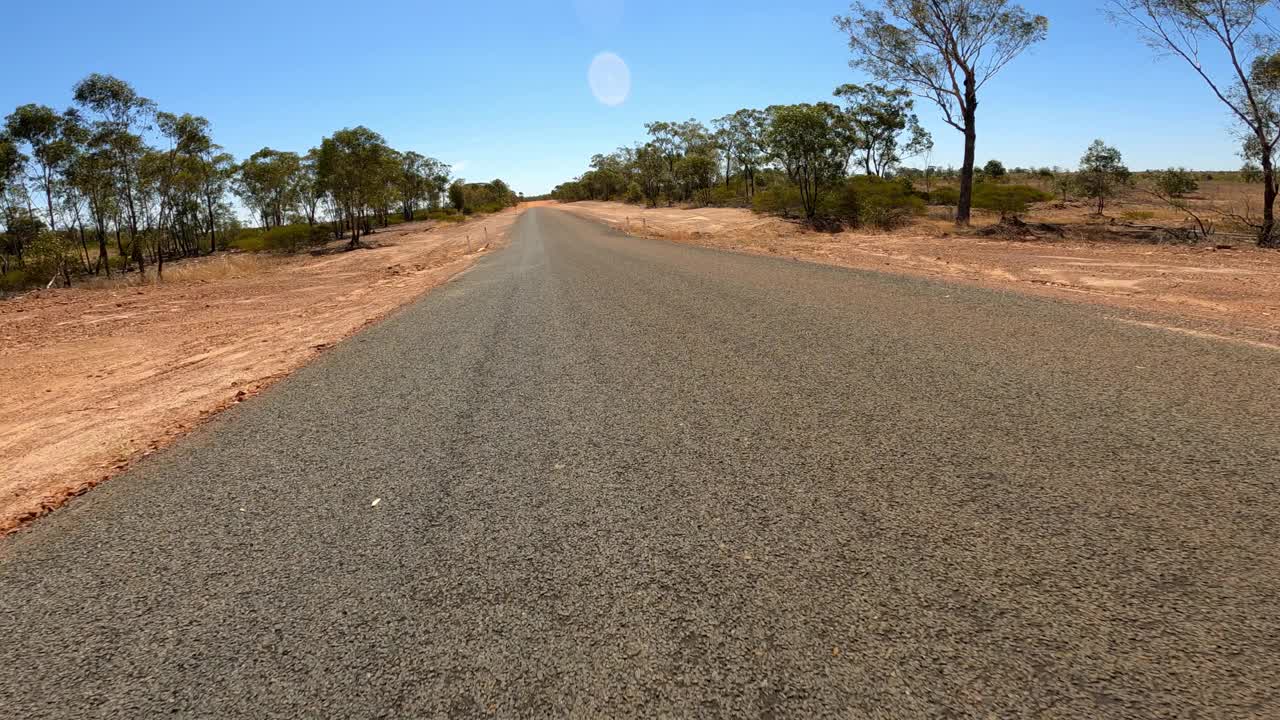 驾驶在红土和沥青的乡村道路上，汽车的观点，澳大利亚内陆视频素材