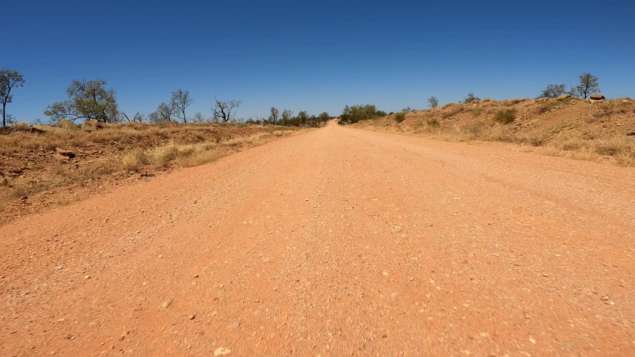 驾驶在泥泞的乡村道路，汽车的观点，澳大利亚内陆视频素材