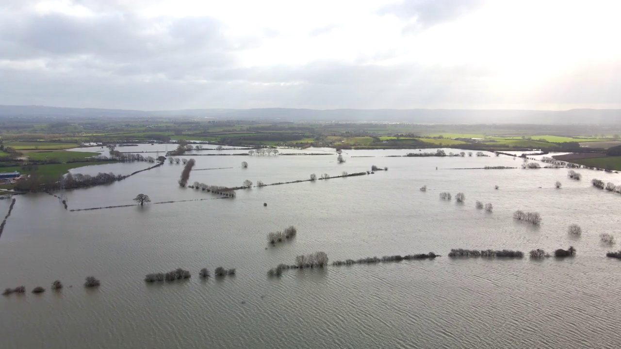 英国的洪水显示了大片乡村地区在冬天被洪水淹没视频素材