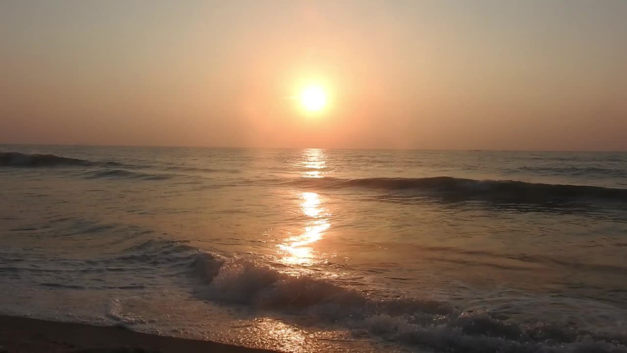 海面上的日出景观。海滩上金色的日出。海洋的日出。平静海洋上的日出。大西洋清晨的日出视频素材