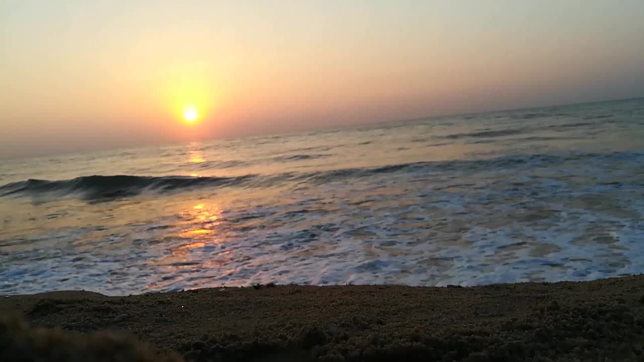 《海边的日落》美丽的日落在海上。夕阳和海浪。海面上的日出景观。海滩上金色的日出。海洋的日出。红色，大海，日出-黎明，太阳，海滩，大海，自然，日落，橙色，风景-风景，水，沙子，浪-水，视频素材