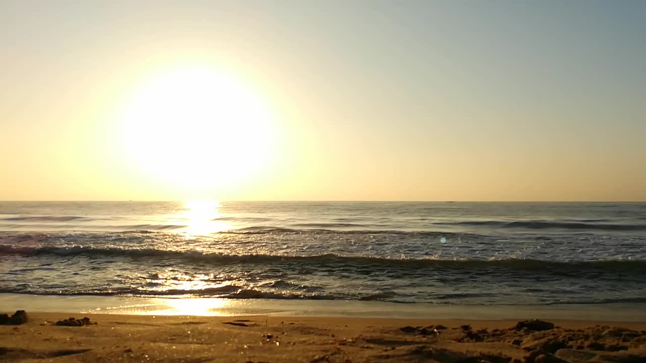 海面上的日出景观。海滩上金色的日出。海洋的日出。海面上的日出景观。海滩上金色的日出。橙色的日出。视频素材