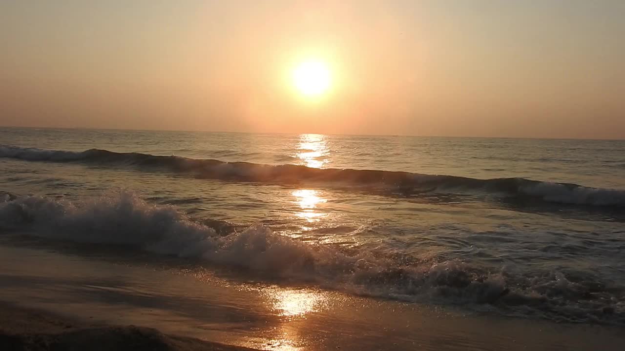 海面上的日出景观。海滩上金色的日出。海洋的日出。平静海洋上的日出。大西洋清晨的日出视频素材