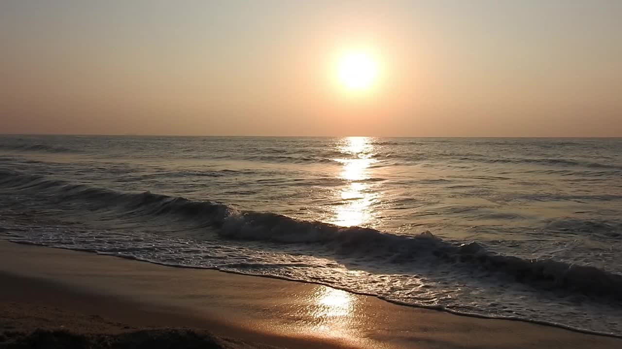 海面上的日出景观。海滩上金色的日出。海洋的日出。平静海洋上的日出。大西洋清晨的日出视频素材