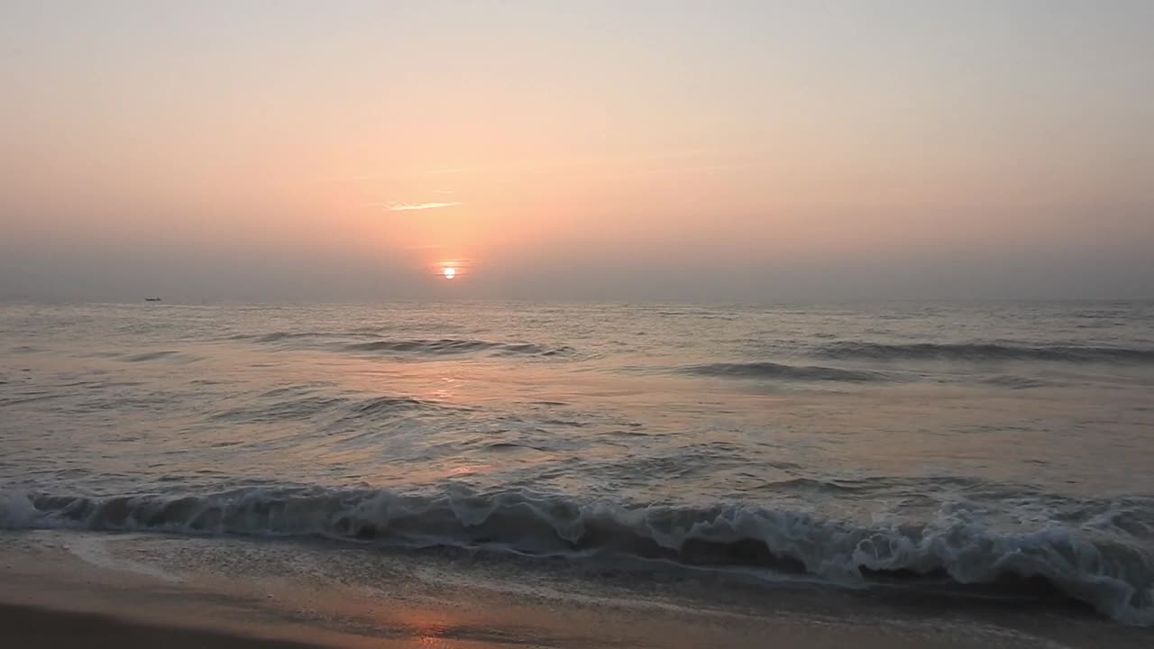 平静海洋上的日出。大西洋清晨的日出。海面上的日出景观。海滩上金色的日出。海洋的日出。海面上的日出景观。海滩上金色的日出。橙色的日出。视频素材