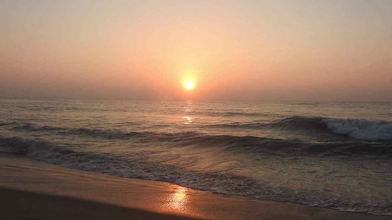 平静海洋上的日出。大西洋清晨的日出。海面上的日出景观。海滩上金色的日出。海洋的日出。海面上的日出景观。海滩上金色的日出。橙色的日出。视频素材